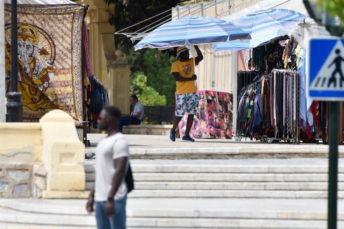 Archivo - Un hombre con sombrillas, a 27 de abril de 2023, en Murcia, Región de Murcia (España). Las lluvias han dejado en la Región de Murcia ocho veces menos cantidad que hace un año. La Aemet ha registrado, durante el primer trimestre de 2023, unas p