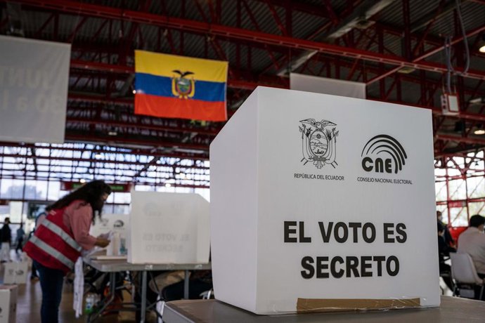 Archivo - Centro de votación en Madrid para las elecciones ecuatorianas de 2021.
