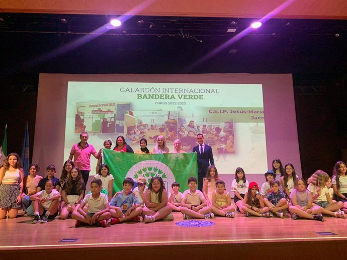 Entrega de las banderas verdes.
