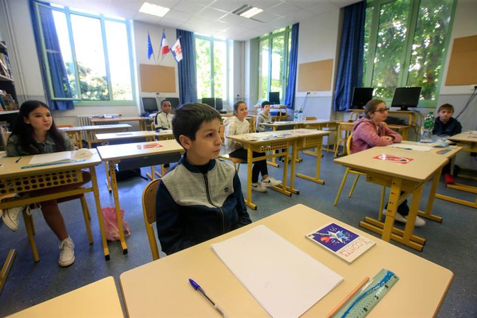 Archivo - NICE, May 12, 2020  Schoolchildren attend a class at the Simone Veil Primary School in Nice, France, May 12, 2020. Nearly two months after ordering its 67 million population to stay home to stem the coronavirus outbreak, France on Monday cauti