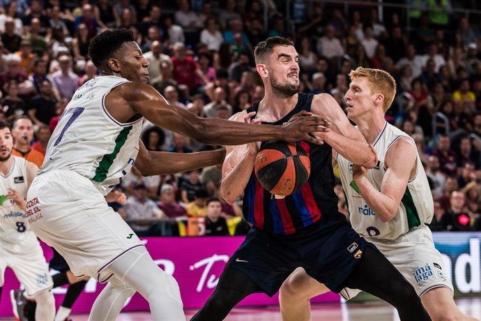 Yankuba Sima defiende a Tomas Satoransky durante el Bara-Unicaja del 'Playoff' de la Liga Endesa 2022-2023