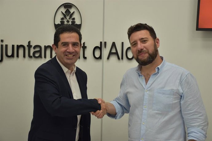 El alcalde de Alcoi y candidato del PSPV a la reelección, Toni Francés, y el que fue candidato de la formación valencianista a la Alcaldía, lex Cerradelo, en la firma del pacto de gobierno.