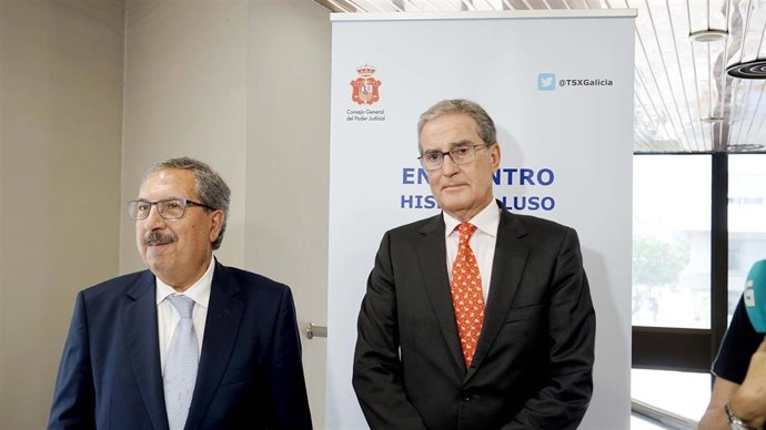 El presidente del Consejo General del Poder Judicial (CGPJ), p.s., el vocal Rafael Mozo (i) y el presidente del Tribunal Superior de Xustiza de Galicia (TSXG), José María Gómez y Díaz-Castroverde (d), antes de inaugurar unas jornadas en Vigo.