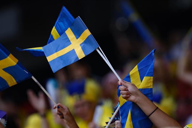 Archivo - Imagen de archivo de varias banderas de Suecia.
