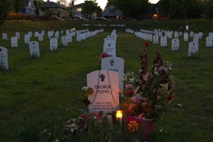 MINNEAPOLIS, May 26, 2023  -- Flowers are seen beside George Floyd's tombstone to mark the third anniversary of his death in Minneapolis, Minnesota, the United States, May 25, 2023.
