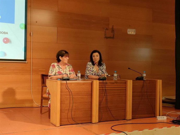 Eulalia Alemany y Magdalena de Miguel durante la inauguración.