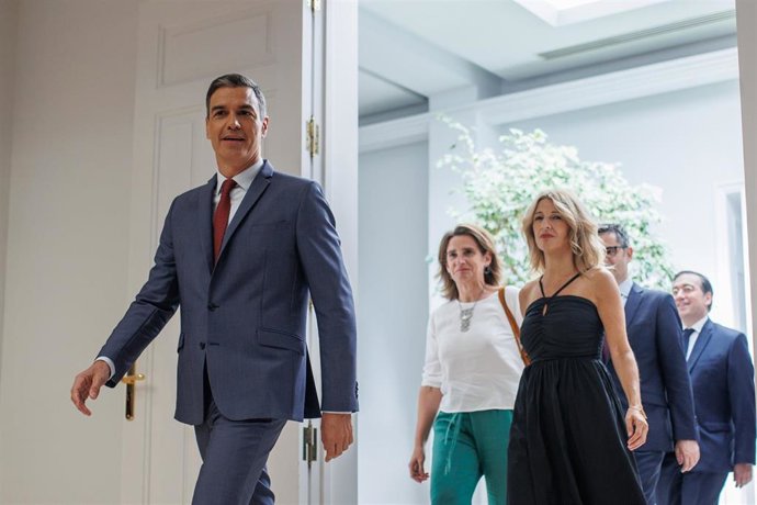 (I-D) El presidente del Gobierno, Pedro Sánchez; la vicepresidenta tercera del Gobierno y ministra para la Transición Ecológica y el Reto Demográfico, Teresa Ribera; la vicepresidenta segunda y ministra de Trabajo y Economía Social, Yolanda Díaz; el min