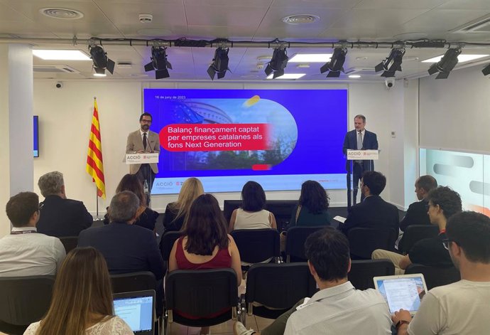 El conseller d'Empresa i Treball de la Generalitat, Roger Torrent, i el director executiu d'Acció, Joan Romero