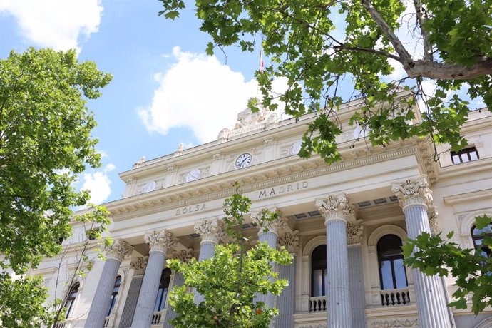 Fachada del Palacio de la Bolsa de Madrid, a 1 de junio de 2023, en Madrid (España). El Ibex 35 ha arrancado la primera sesión del mes de junio con una subida del 0,84%, lo que ha llevado al selectivo a reconquistar los 9.100 puntos, después de que la C