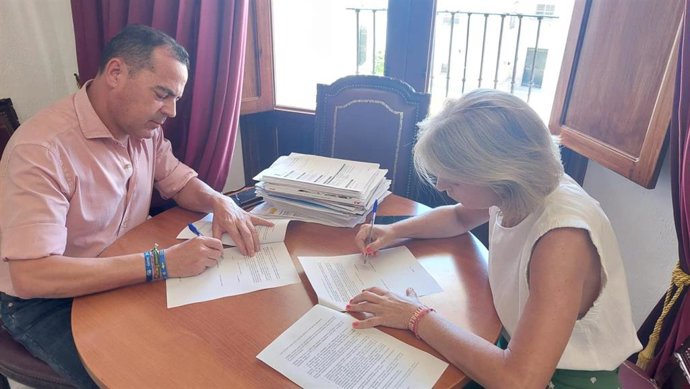 Antonio Lamela (PP) y Olivia Venegas (CS) firman un pacto de gobierno en Benaocaz (Cádiz)