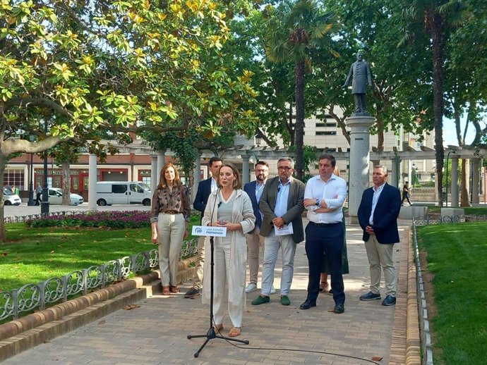 La secretaria general del PP, Cuca Gamarra, en un acto en Logroño