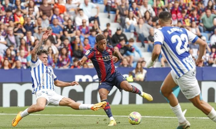 Levante y Alavés se juegan en Orriols el billete a la máxima categoría.