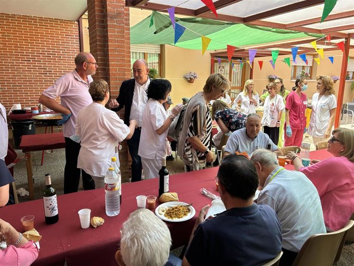 El presidente de la Diputación en funciones, Miguel Ángel de Vicente, durante su visita a La Alameda.