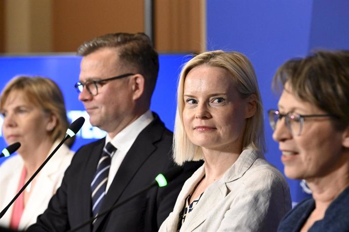 Los miembros de la coalición conservadora de Finlandia: Petteri Orpo, de Coalición Nacional de Finlandia, Riikka Purra, de Partido de los Finlandeses, Sari Essayag, del Partido Cristiano Demócrata de Finlandia, y Anna-Maja Henriksson, del Partido Popula