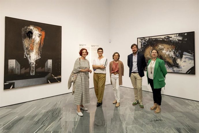 Un centenar de piezas revisan la trayectoria de Juana Francés en una exposición en el IVAM Alcoi.