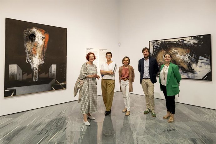 Un centenar de piezas revisan la trayectoria de Juana Francés en una exposición en el IVAM Alcoi.