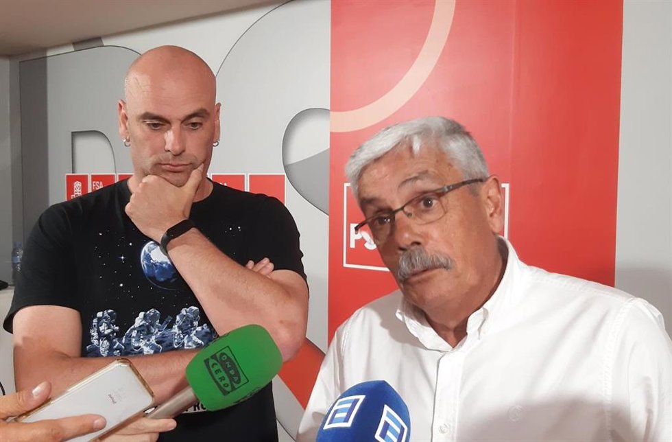 El secretario general de la Agrupación Socialista Gijonesa, Monchu García, y el candidato socialista a la Alcaldía de Gijón, Luis Manuel Flórez 'Floro', en la Casa del Pueblo de Gijón