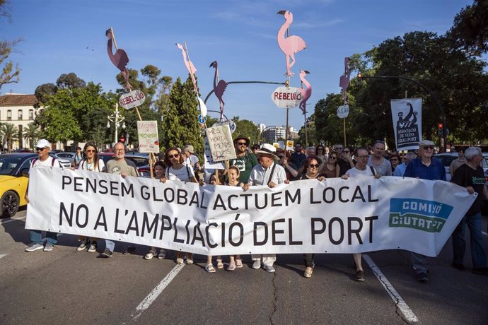 Ciutat-Port protesta contra la "imprudencia total" de ampliar el Puerto de Valncia: "Solo beneficia a una empresa"