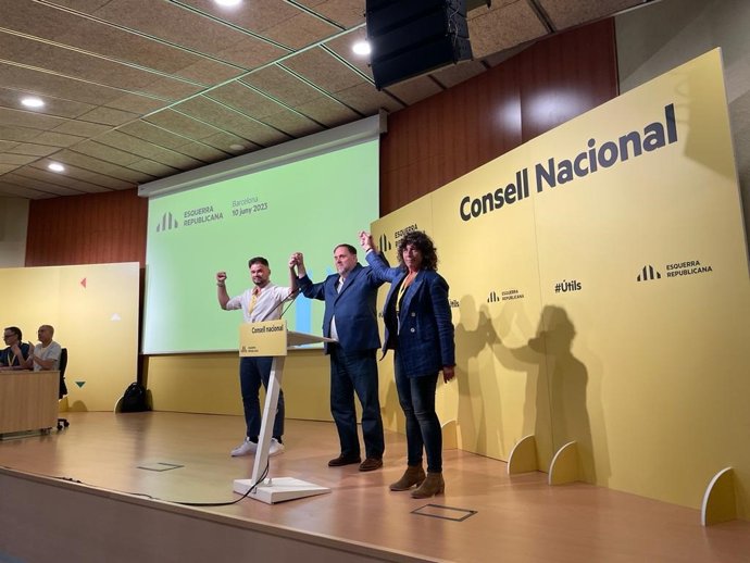 El portavoz de ERC en el Congreso; Gabriel Rufián, el líder de ERC, Oriol Junqueras, y la consellera de Acción Climática, Alimentación y Agenda Rural de la Generalitat, Teresa Jord, en el Consell Nacional de ERC.