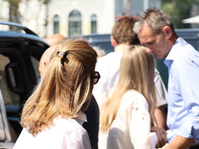 La infanta Cristina, Pablo Nicolás Urdangarin e Iñaki Urdangarin llegando al hotel el día de la graduación de su hija Irene Urdangarin, a 16 de junio de 2023, en Ginebra (Suiza).