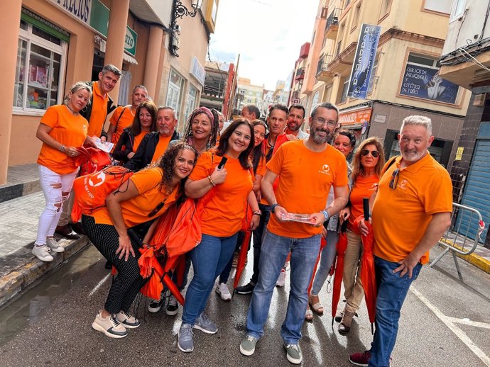 Juan Franco, candidato de La Línea 100x100 y alcalde de La Línea, junto a su equipo de campaña