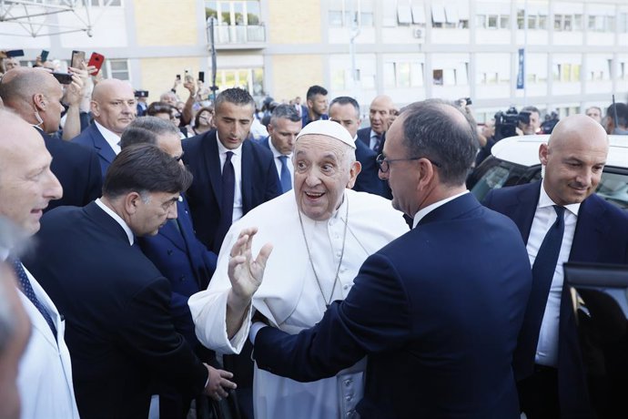 16 June 2023, Italy, Rome: Pope Francis (C) leaves the Gemelli polyclinic after a surgery. Photo: Cecilia Fabiano/LaPresse via ZUMA Press/dpa