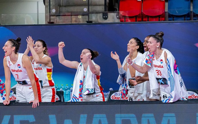 La selección española femenina de baloncesto celebra una canasta.