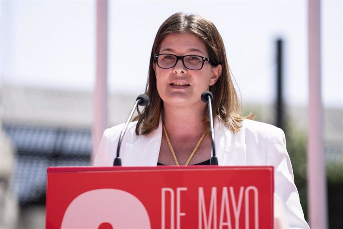 Archivo - La alcaldesa de Móstoles, Noelia Posse, interviene durante el acto de homenaje a los Héroes de la Independencia, en la Plaza del Pradillo, a 2 de mayo de 2023, en Móstoles, Madrid 