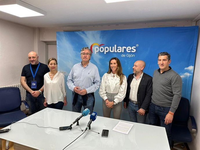 La candidata del PP a la Alcaldía de Gijón, Ángela Pumariega, y los otros cuatro miembros de la candidatura que han conseguido un puesto de concejal, acompañados del presidente 'popular' en Gijón, Pablo González