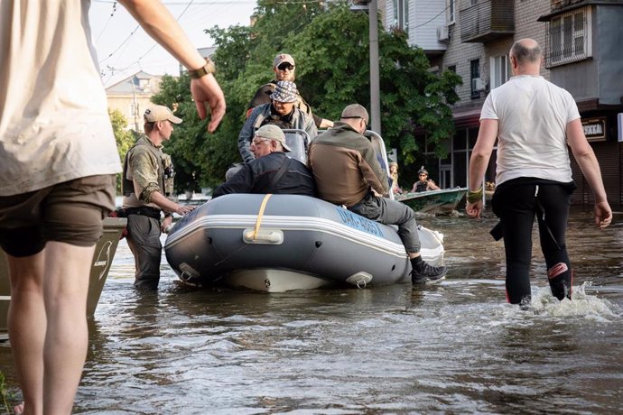 Evacuación de civiles en Jersón tras las inundaciones que ha provocado la destrucción de la presa de Kajovka