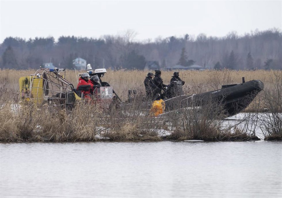 Archivo - Un cruce de migrantes por un río en Canadá