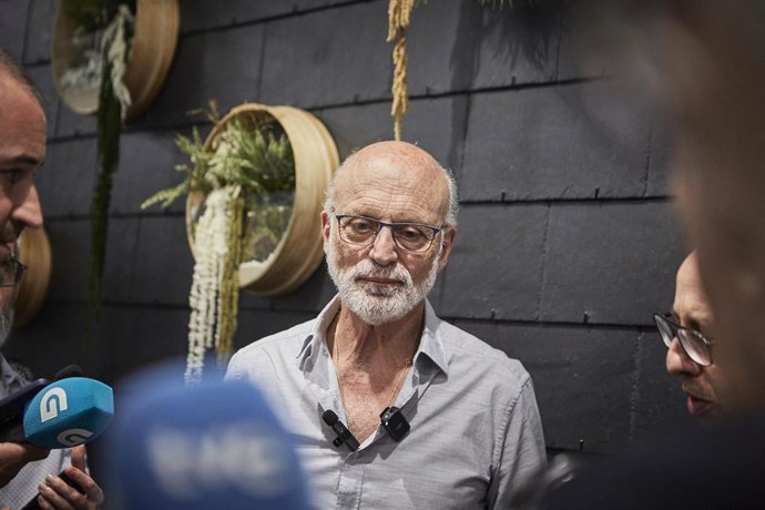 Cabezas atiende a los medios de comunicación.