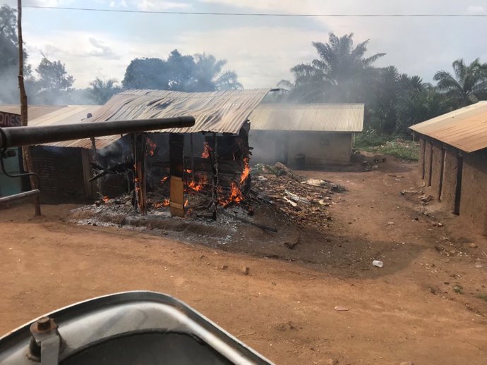 Archivo - (210927) -- MAKAYANGA (DR CONGO), Sept. 27, 2021 (Xinhua) -- Photo taken on Sept. 27, 2021 shows a house burning following violent clashes in Makayanga, Ituri province, northeastern Democratic Republic of the Congo. At least 12 civilians were 