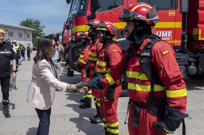 La ministra de Defensa, Margarita Robles, saluda a efectivos de la Unidad Militar de Emergencias (UME)