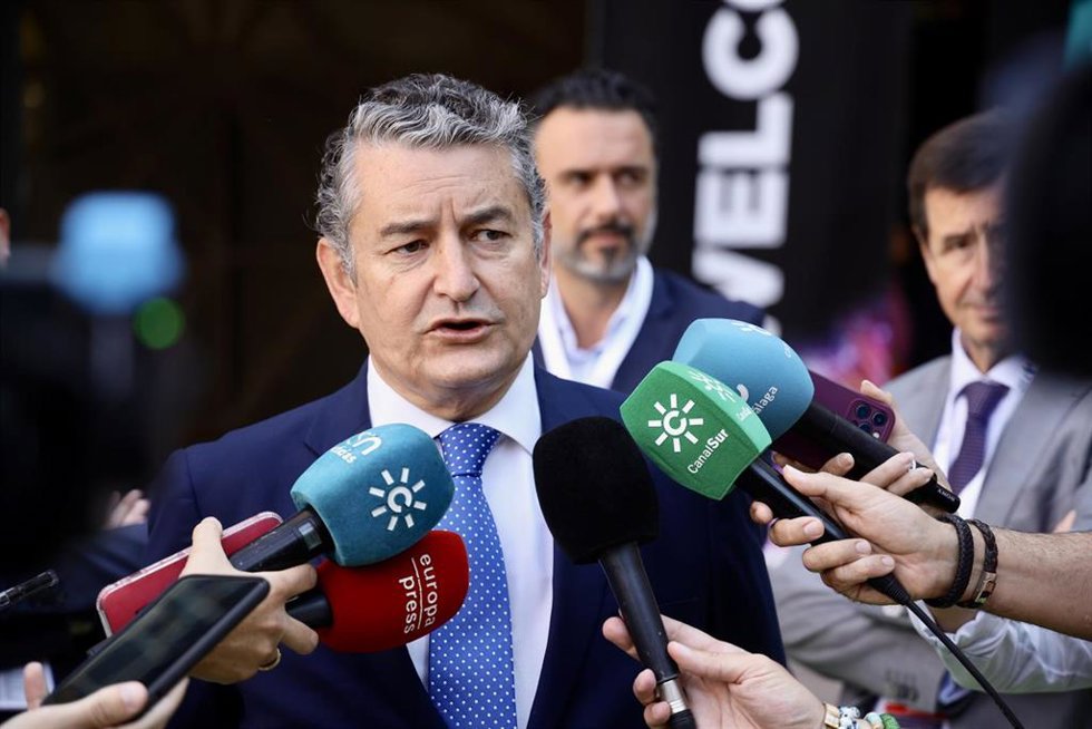 El consejero de Presidencia, Interior, Diálogo Social y Simplificación Administrativa de la Junta de Andalucía, Antonio Sanz, atiende a los medios de comunicación en una foto de archivo