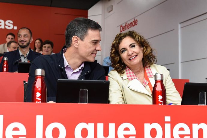 Archivo - El secretario general del PSOE y presidente del Gobierno, Pedro Sánchez, y la ministra de Hacienda y Función Pública, María Jesús Montero,  archivo