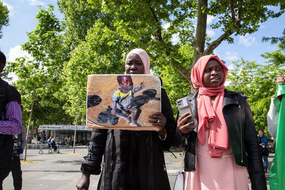 Archivo - Dos mujeres marchan en Francia por la paz en Sudán 