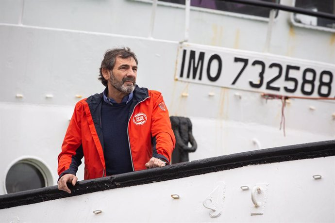 Archivo - El director de Proactiva Open Arms, scar Camps, momentos antes de atender a los medios de comunicación desde el barco 'Open Arms' para informar sobre la situación en el Mediterráneo, en Barcelona (Catalunya /España), a 14 de febrero de 2020.