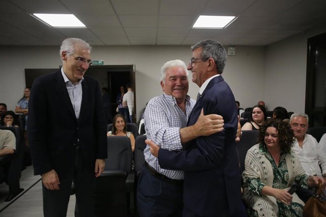 El alcalde de Sober, Luis Fernández (PP) (d), es felicitado por un vecino y por el ex conselleiro de Industria de la Xunta de Galicia, Francisco Conde (i), en la sesión de constitución del Ayuntamiento de Sober.