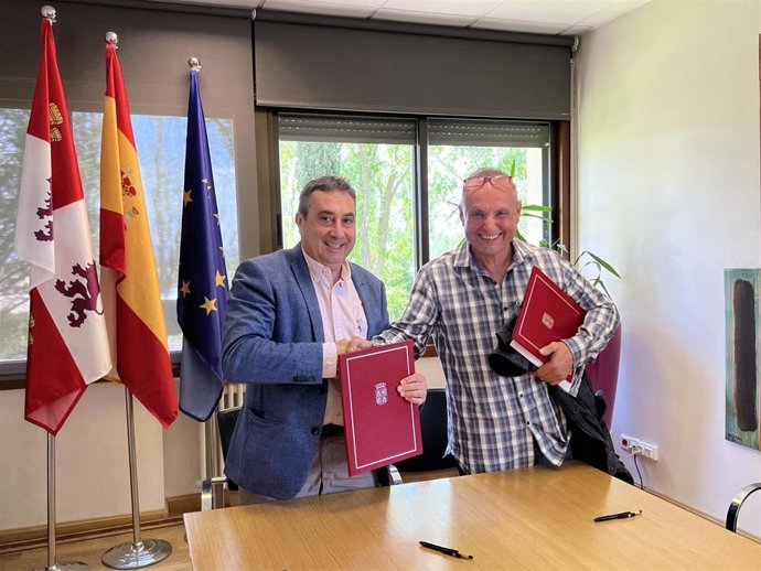 El director general del Instituto Tecnológico Agrario de Castilla y León (Itacyl), Rafael Sáez, y el presidente de la comunidad de regantes La Carrera, José Antonio Escudero,  firman un convenio de colaboración