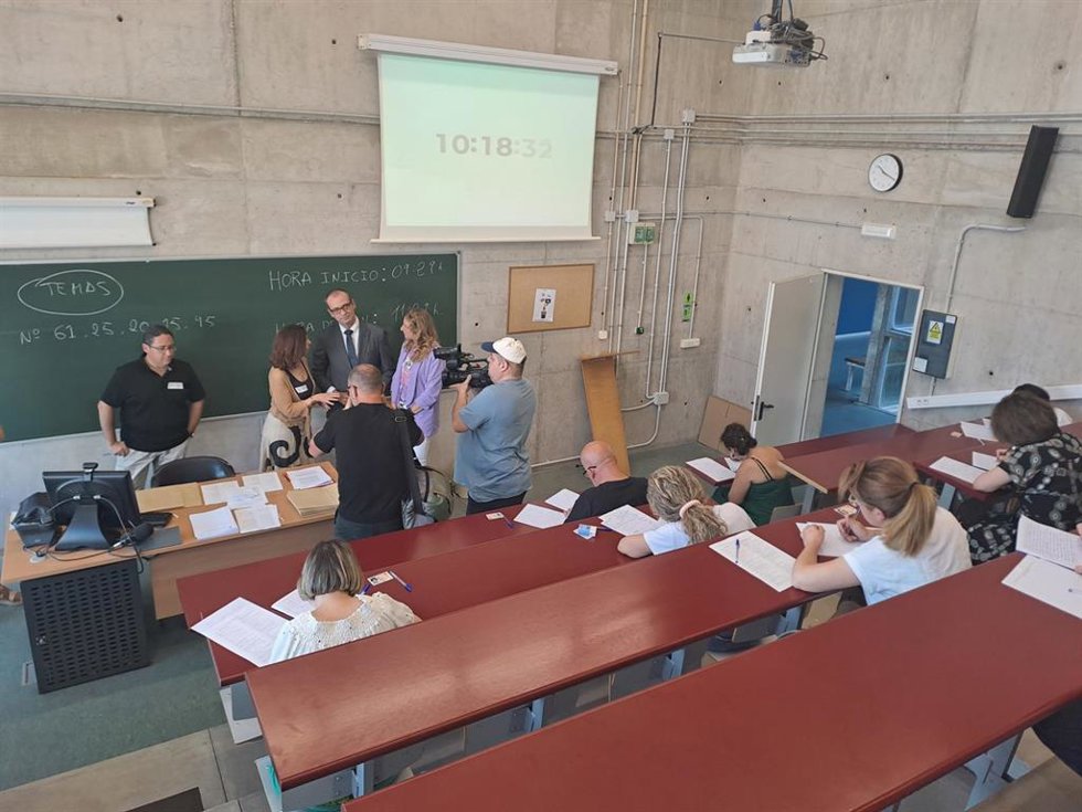 El consejero en funciones de Educación, Formación Profesional y Empleo, Víctor Marín, visitó la sede de la Facultad de Economía y Empresa