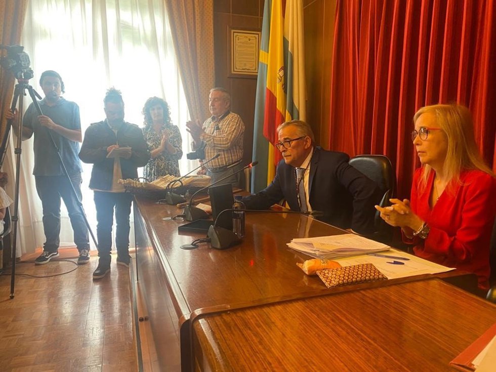 Constituida la nueva corporación municipal de Mieres, que ha nombrado Alcalde a Aníbal Vázquez.