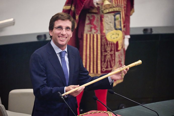 El alcalde de Madrid, José Luis Martínez-Almeida (PP), muestra el bastón de mando en la sesión de constitución del Ayuntamiento de Madrid, a 17 de junio de 2023