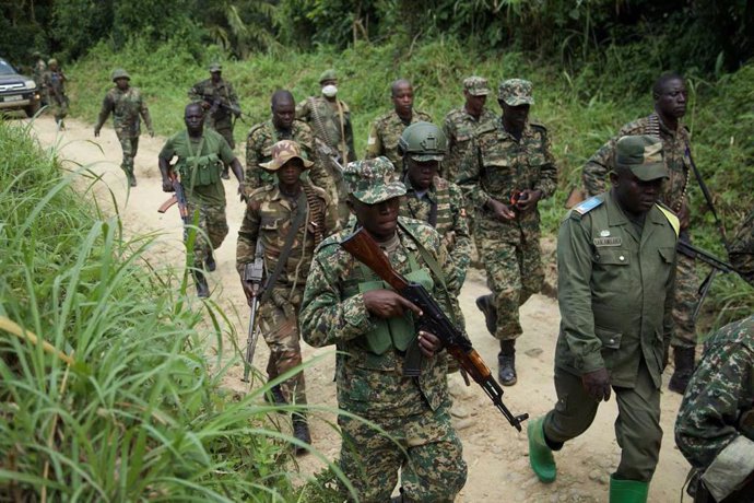 Archivo - (211209) -- BENI (DRC), Dec. 9, 2021 (Xinhua) -- Soldiers carry out a joint military operation of Uganda and DRC against armed forces in Beni territory, northeastern Democratic Republic of the Congo (DRC), on Dec. 8, 2021. At the front-line ag