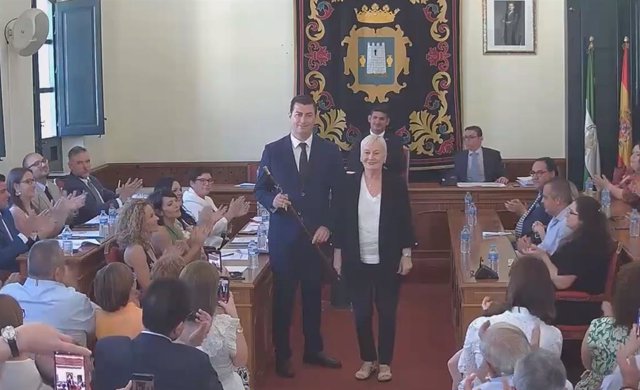 El alcalde de Níjar (Almería), José Francisco Garrido (PP) junto a su socia de gobierno Pilar Fenoy (Vox).