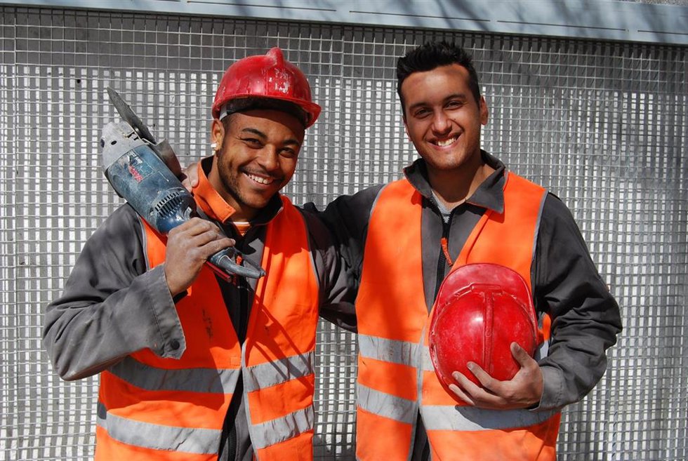 Archivo - Dos trabajadores gitanos