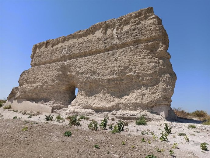 Archivo - Lienzo de muralla del castillo de Lebrija