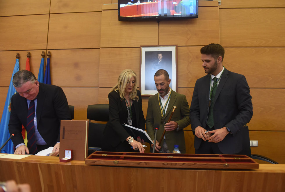 El alcalde de Siero, Ángel García, toma posesión de su cargo