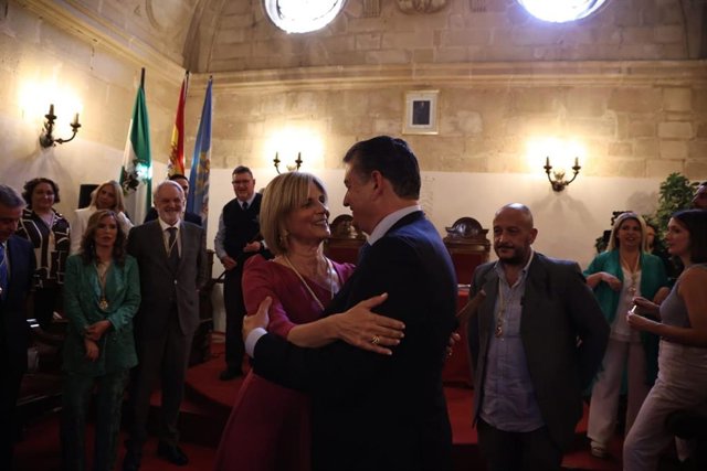La candidata del PP, María José García-Pelayo, se abraza al consejero de Presidencia de la Junta, Antonio Sanz, tras recibir el bastón de mando del Ayuntamiento de Jerez