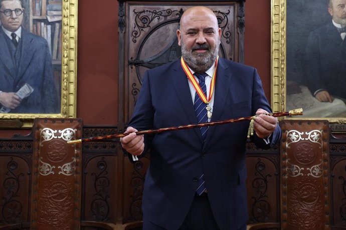 El nou alcalde de Palma, Jaime Martínez, amb la vara de comandament